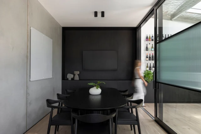 Project Snapshot | Byerlee Design Studio 

A space where bold ideas come to life and creativity is championed.

Client @byerleedesign 
Architect @atelierbond_ 
Photography @kelseyzafiridis.photography 
@builtbyelite_ 

_
 
#BuiltOnUnderstanding #BuildingYourVision #BuiltTogether #BuildElite