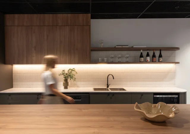Project Snapshot | N°100 King William St Spec Suites 

Warm walnut tones meet soft mood lighting, bringing depth and calm to this break-out kitchen space.

Client @quintessentialaustralia 
Partnering with @neoscapeprojects 
Architect by @bellarchitecture_ 
Photography by @trimphotography 
Styling by @mazmis 
@builtbyelite_ 

_
 
#BuiltOnUnderstanding #BuildingYourVision #BuiltTogether #BuildElite